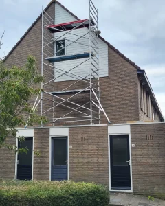 Buitenschilderwerk aan een woning in Nieuwerkerk aan den IJssel, uitgevoerd door Martin van Biezen Schilderbedrijf. Schilderwerk in uitvoering met steiger.