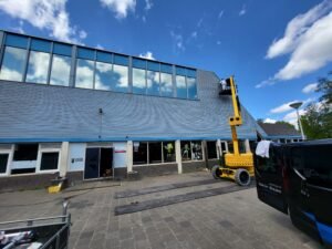 Schilder aan het werk bij de Gideon School in Nieuwerkerk aan den IJssel, buitenschilderwerk uitgevoerd door Martin van Biezen Schilderbedrijf.