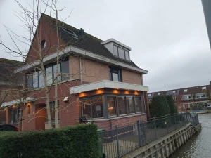 Woning aan het water in Nieuwerkerk aan den IJssel met strak buitenschilderwerk uitgevoerd door Martin van Biezen Schildersbedrijf.