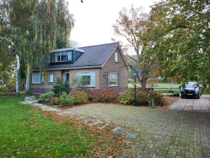 Woning in Nieuwerkerk aan den IJssel met verzorgd buitenschilderwerk uitgevoerd door Martin van Biezen Schildersbedrijf.