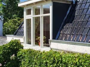 Buitenschilderwerk aan een dakkapel in Nieuwerkerk aan den IJssel, uitgevoerd door Martin van Biezen Schilderbedrijf.